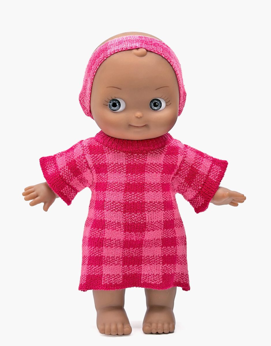 Maïa en hiver et son ensemble en tricot Vichy cerise