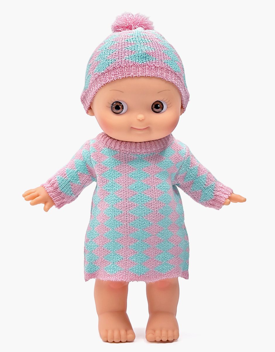 Ninon en hiver et son ensemble en tricot losanges rose / menthe