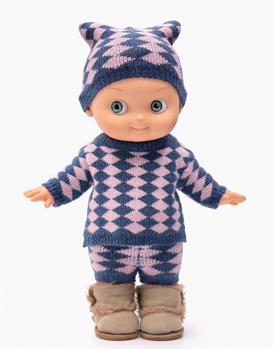 Zébulon en hiver et son ensemble en tricot losanges rose / bleu marine